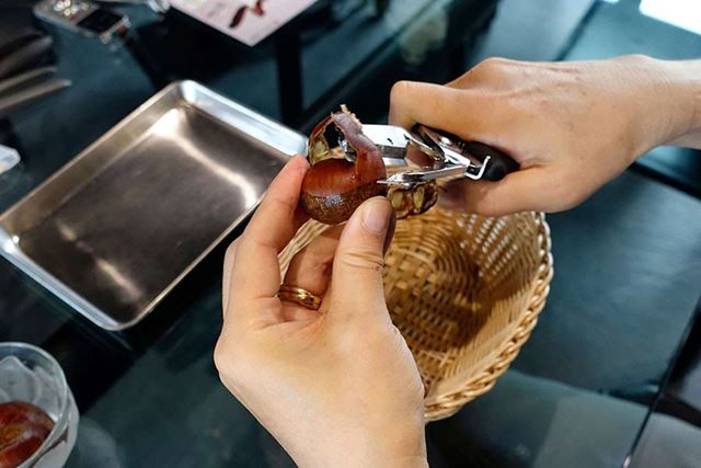 しゃべりながらもサクサクむいていく。さすがに手際がいい！