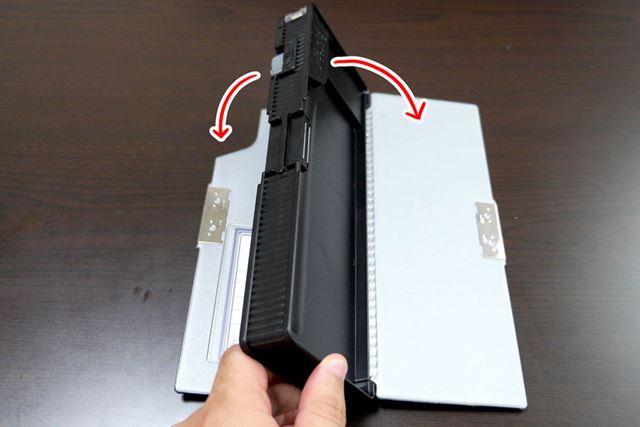 表と裏面、2か所がパカパカ開きます。…昔のは5か所とか開いてたけど