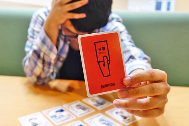 達していなかった場合、その人はレッドカードを受け取ります