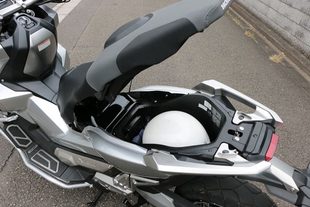 ラゲッジスペースは21Lの容量が確保されており、フルフェイスのヘルメットも余裕をもって入れられる
