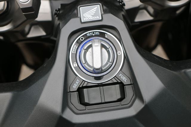 イグニッションは車体中央部のノブを回して操作。イモビライザー機能も搭載されている