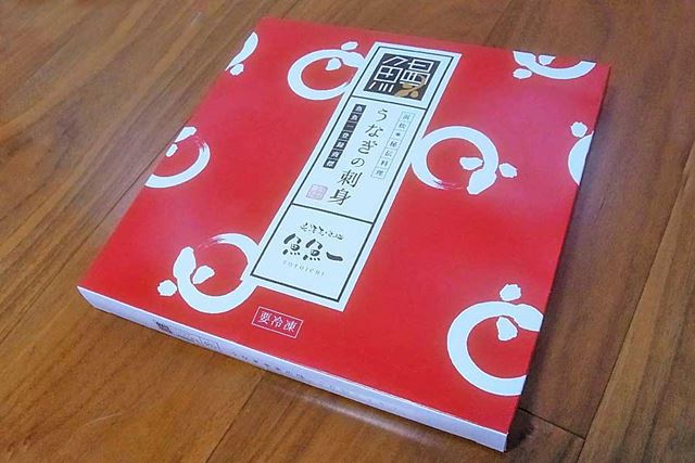 筆者は自宅用の簡易包装仕様（紙パッケージ）で注文。贈答用には高級桐（きり）箱仕様のものもありますよ