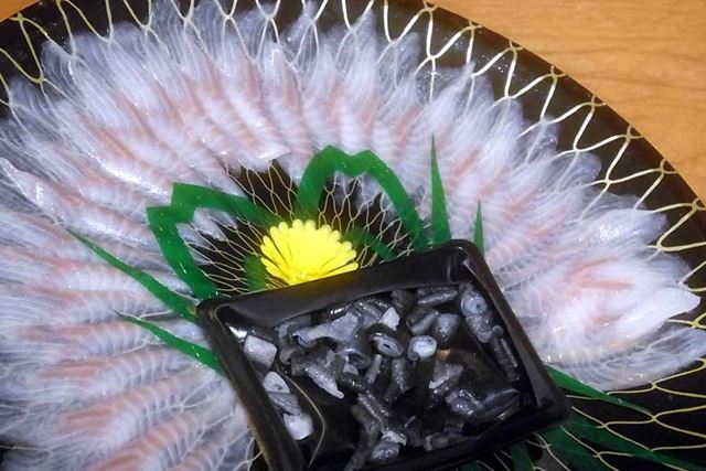 こちらがうなぎの刺身です（黒い容器に入っているのは皮です）