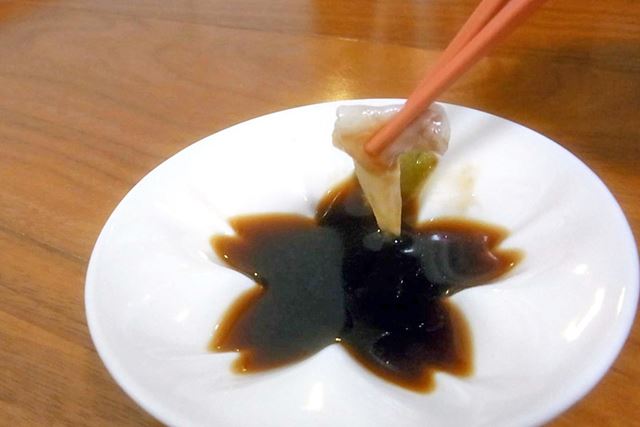 うなぎの刺身をわさび醤油で食べる