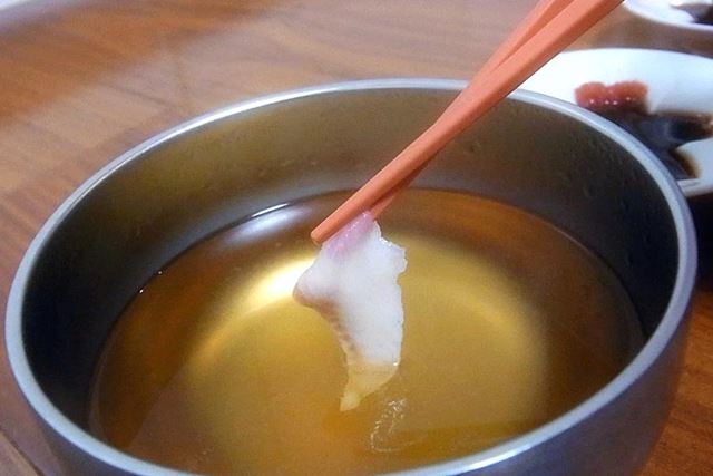 うなぎの刺身をだしで食べる