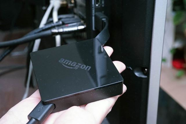 ケーブル一体型になった本体。テレビのHDMI端子にFire TV本体を直接つなぐような形で設置する