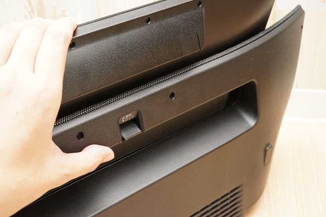 普段はモニター部をスタンドと接続し、ロックをかけて使う形だ