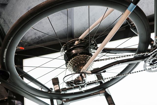 「JR1」は、ハブ軸と一体となったインホイールタイプのモーターを採用