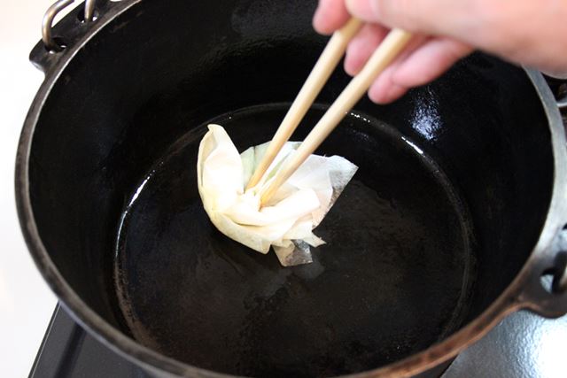 きちんと乾いたら、熱いうちに植物油をダッチオーブンの内側、外側、そしてフタにも塗って錆止めを行います