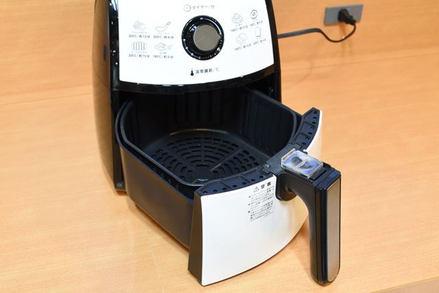 本体から、食材を入れる取っ手付きのバスケットと、その土台であるバスケットパンを取り出す