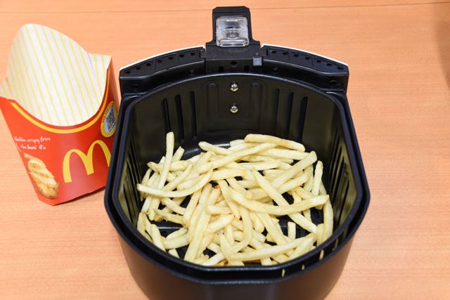 ここでは、Mサイズ分のポテトをセット。食べ比べ用に一部は残した