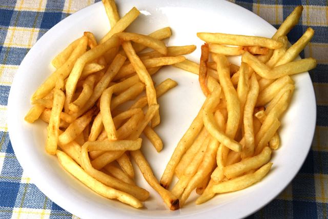 左が温め直したもので、右が冷めたもの。見た目の変化はほとんどないが……