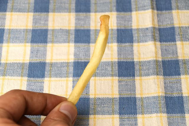 手で持ってみると、フニャッと曲がらない！