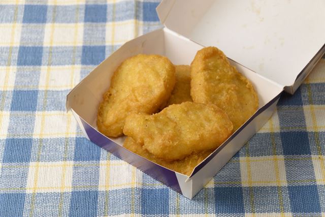 冷めた「チキンマックナゲット」