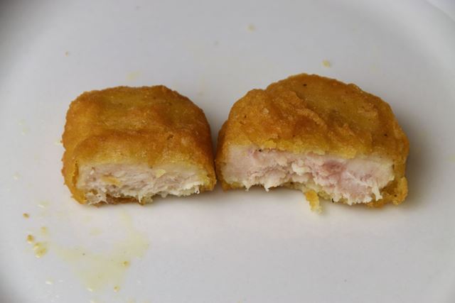 半分に切ると、温め直したナゲットからは肉汁が出てきた！