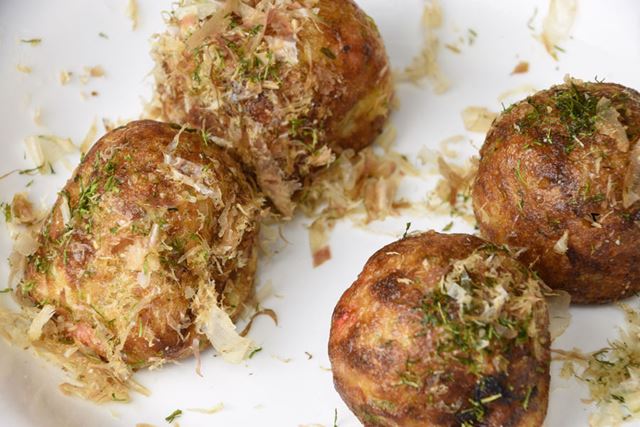 左が冷めたもので、右が温め直したもの。皮のこんがり感が少し戻っている