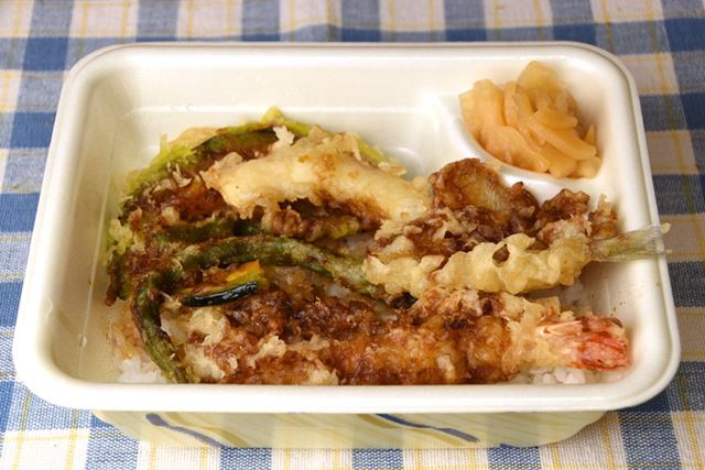 温め直した天ぷらをご飯の上に再びのせたもの
