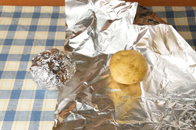 洗ったじゃがいもをアルミホイルに包み、200℃で30分ほど加熱