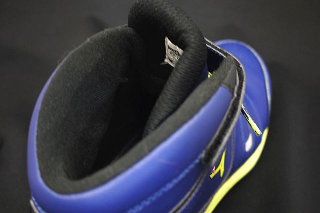 足首をしっかりとサポートするように厚めのインナーになっています