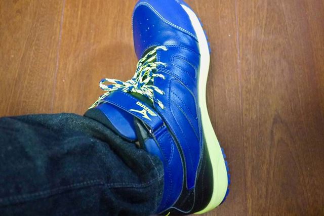 シューズの一部に再帰反射材を採用しており、夜間の作業時に光りを反射するようになっています