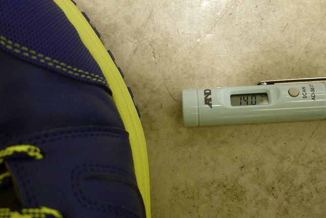 履いてから10分ほどすると、足の温度によって温められたのか14度まであがりました