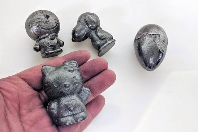 大きさはどれもだいたい同じで高さ約5cm、横幅3.5cm。重さは約200g前後です