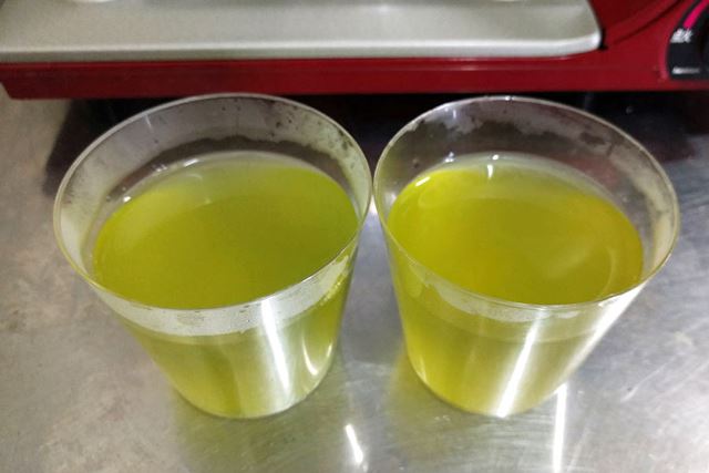 左は鉄入り茶、右が普通のお茶です
