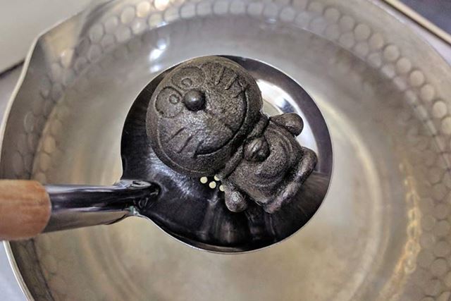 熱いうちに穴付きお玉などで取り出します