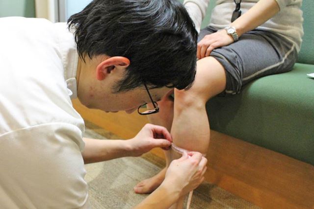 10分経過したところで施術はいったん終了。再度ふくらはぎの太さを計測します