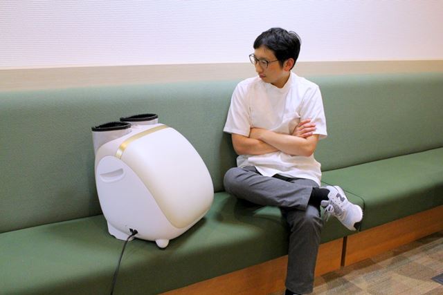 今回対決するのはこちらのフットマッサージ器。「モミーナエアー フットマッサージャー KC-210」（以下モミーナ）です