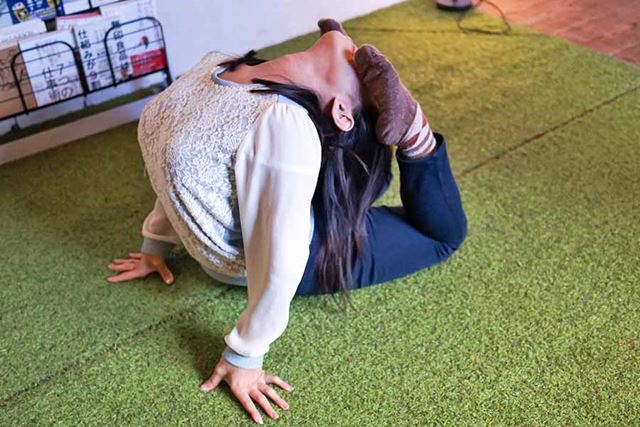 そのポーズは知らないし怖い