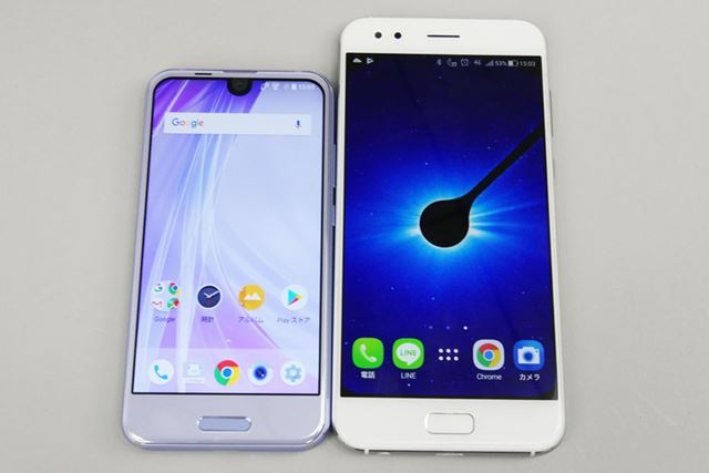 5.5型液晶搭載のASUS「ZenFone 4」と並べると、「AQUOS R compact」がいかに小さいかわかるはず