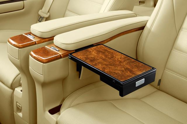 Executive Lounge専用 大型アームレスト+格納式テーブル(画像はマイナーチェンジ前)