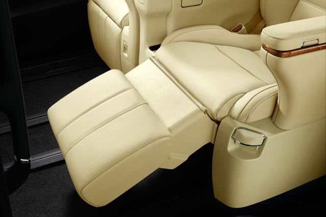 Executive Lounge専用 伸縮機構付パワーオットマン(画像はマイナーチェンジ前)