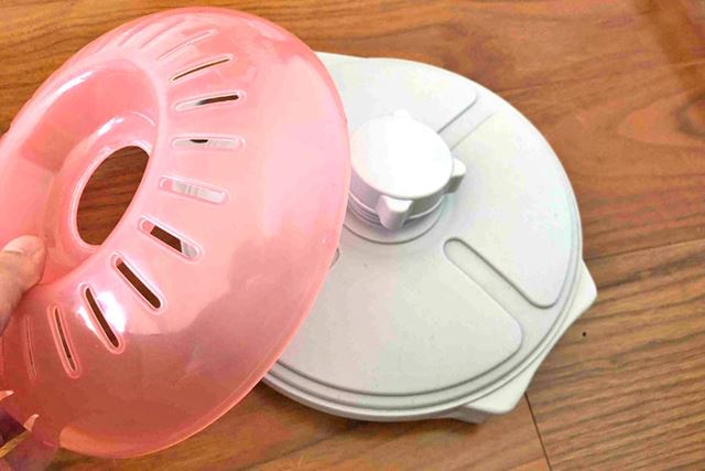 このカバーのおかげで、熱湯を入れても熱くなった本体に体が直に触れにくい構造になっています