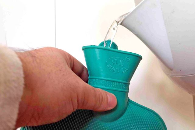 湯たんぽを手に持った状態でお湯を入れないとならないのもマイナスポイントです