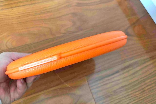 これまでご紹介してきた湯たんぽより厚みがない（26mm）ので、布団の中でじゃまにならないのもいいですね