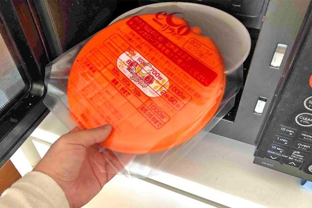 レンジでチンするときは、付属の専用の袋に入れます