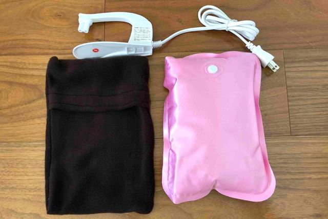 本体、専用カバー、充電器がセットされています