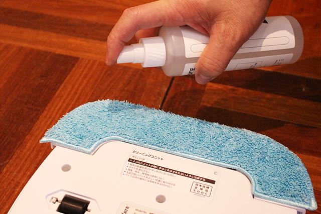 クリーニングユニットには同梱されている専用洗剤のほか、市販の窓拭き用洗剤（中性）も使用できます