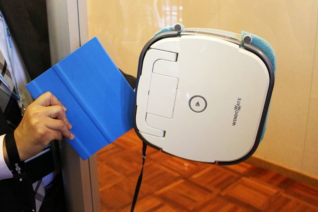 両ユニットが窓にくっついたら取付補助パッドとストラップを外し、準備完了