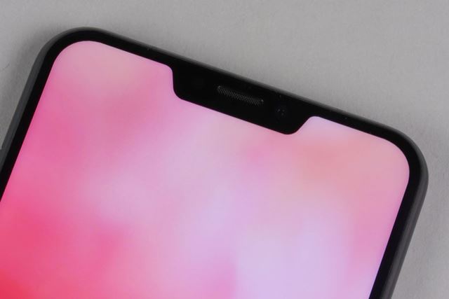 MWC 2018では「iPhone X」よりも26％狭いと紹介されたノッチ