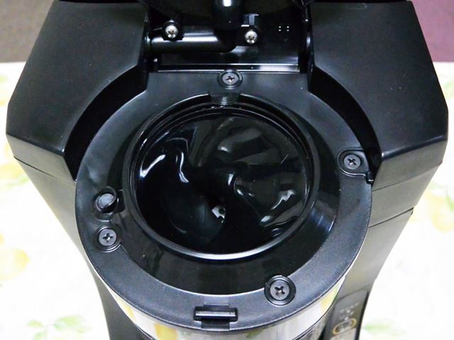 豆を挽くためのミル機構は、上部に搭載。フタを開けたところに豆を入れるだけでミルされます