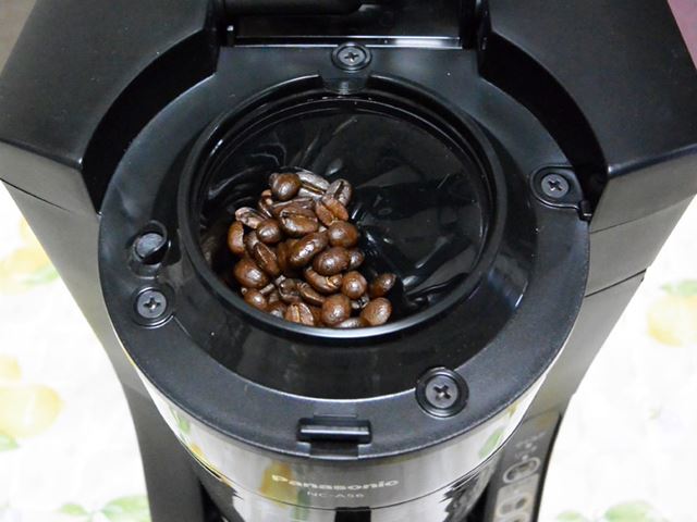 付属のスプーンでコーヒー豆を投入。1杯分からドリップできますが、2杯分を淹れることにしました