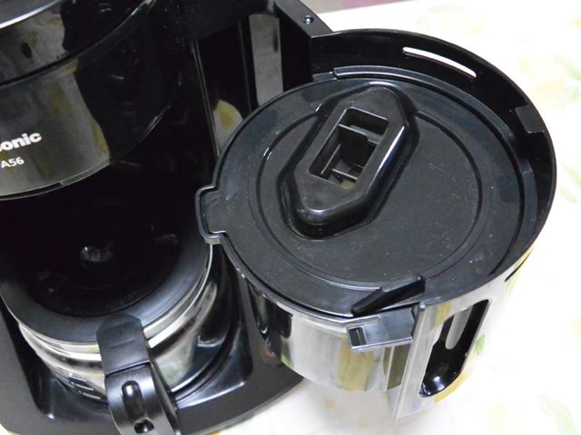コーヒー粉が落ちるバスケットにペーパーフィルターを装着し、フタをはめます