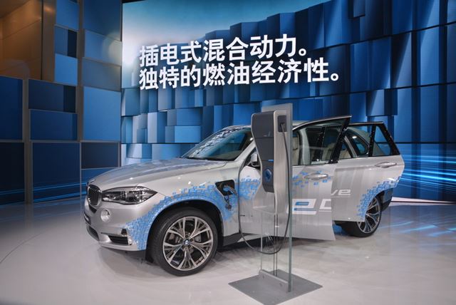 BMW��SUV�Υץ饰����ϥ��֥�åɼ֡�X5 xDrive40e��Ÿ��