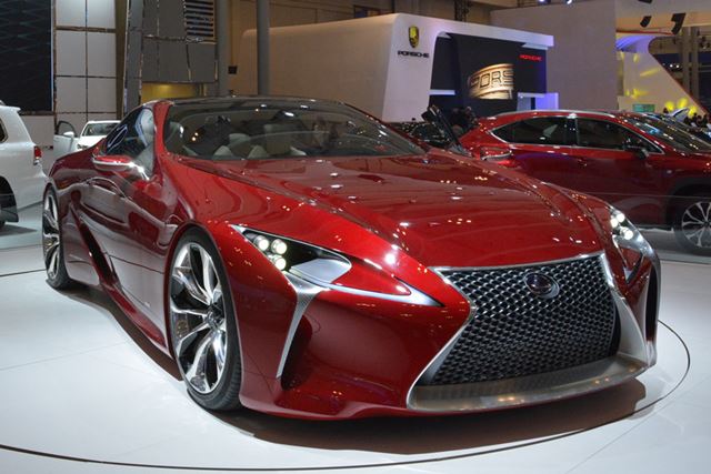 発売がアナウンスされているハイブリッドスポーツLF-FCも展示されていた