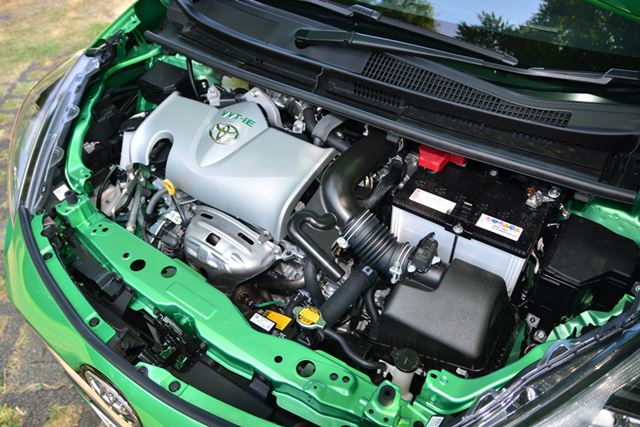 ガソリンエンジンは、1.5リッターの2NR-FKE。80kW(109PS)の出力と最高20.2km/lの燃費を実現している