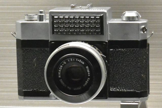 レンズシャッターを採用し、露出計を内蔵した一眼レフ「NIKKOREX 35」。1960年発売