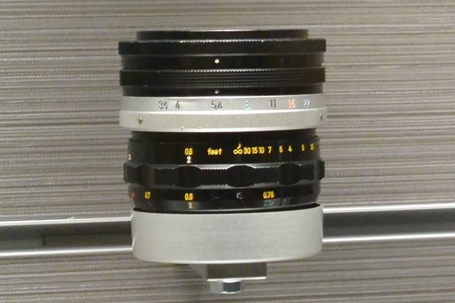 ニコン初のマイクロレンズ。等倍撮影が可能。Micro-Nikkor 5.5cm f/3.5。1961年発売